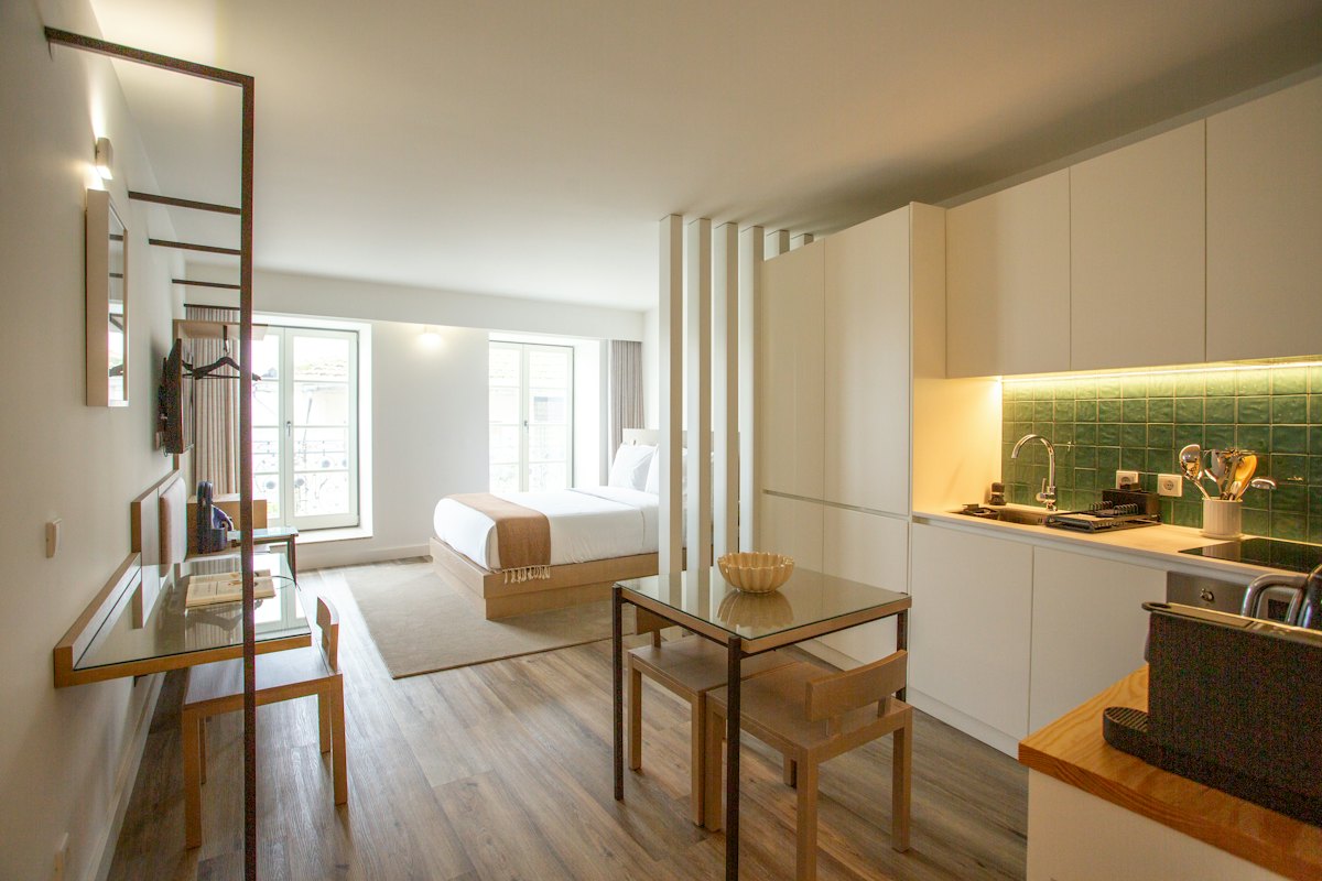 Cho thuê căn hộ 37m² ban công, máy giặt riêng phố Nguyễn Văn Cừ, Long Biên